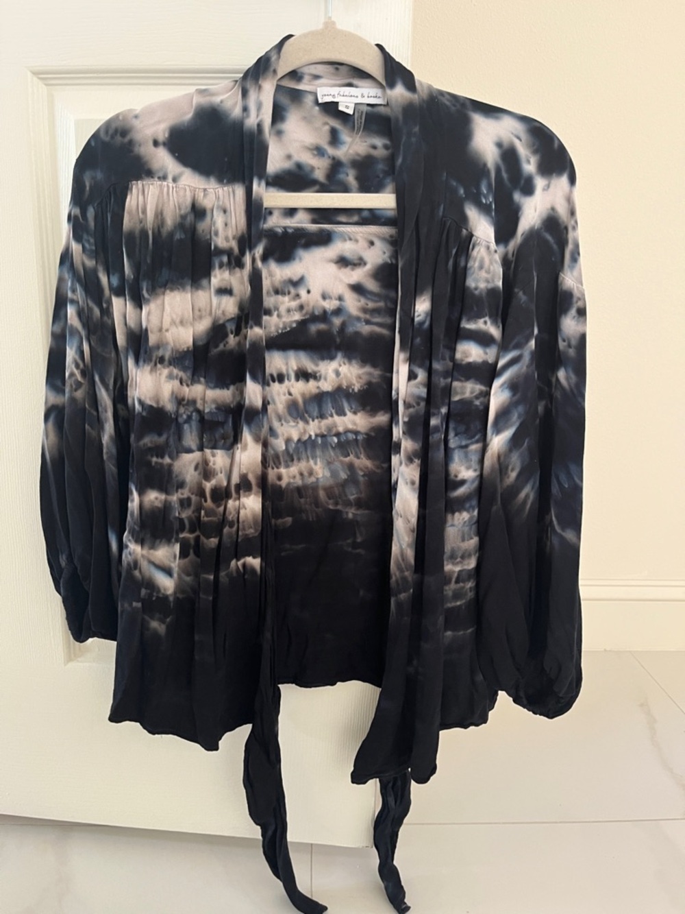 Young Faboulous & Broke Tie-Front Black & White Tie-Dye Lounge Top size small - Picture 2 of 4